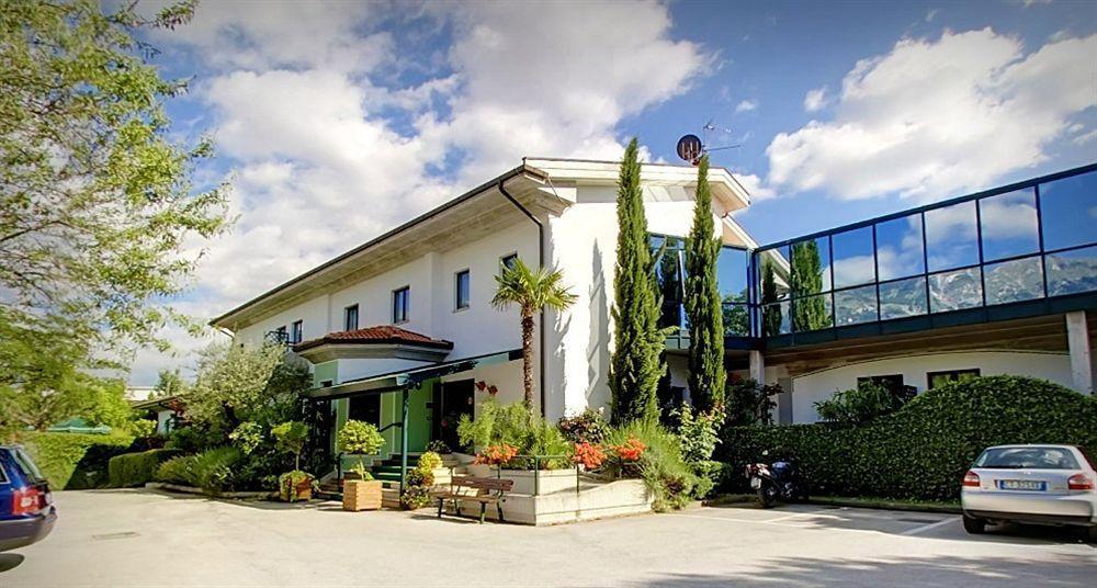 Hotel Santacroce Meeting ซุลโมนา ภายนอก รูปภาพ