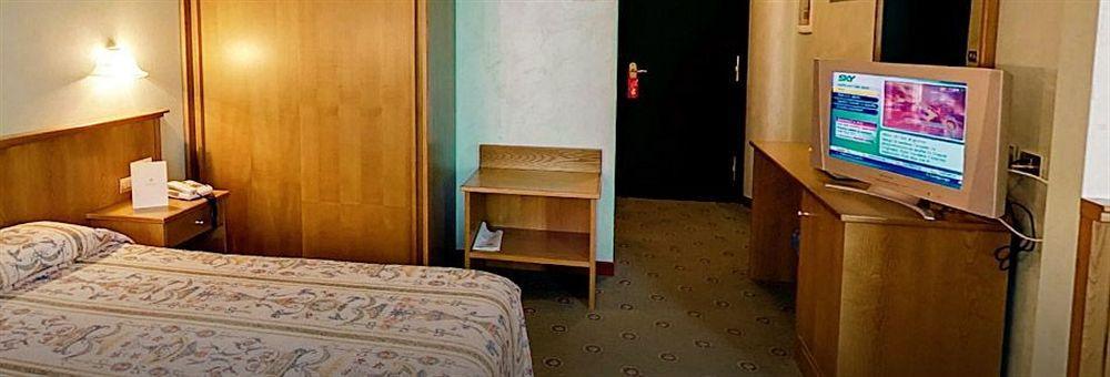 Hotel Santacroce Meeting ซุลโมนา ภายนอก รูปภาพ